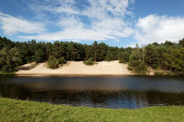 Landschaft - Wiese, blauer Himmel und Fluss — Stockfoto