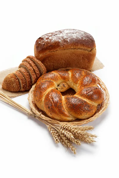 Beyaz izole çeşitli taze ekmek. — Stok fotoğraf