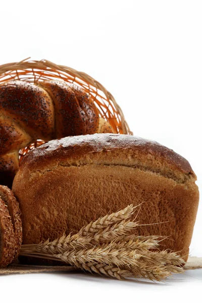 Pane fresco per una varietà isolata su bianco . — Foto Stock