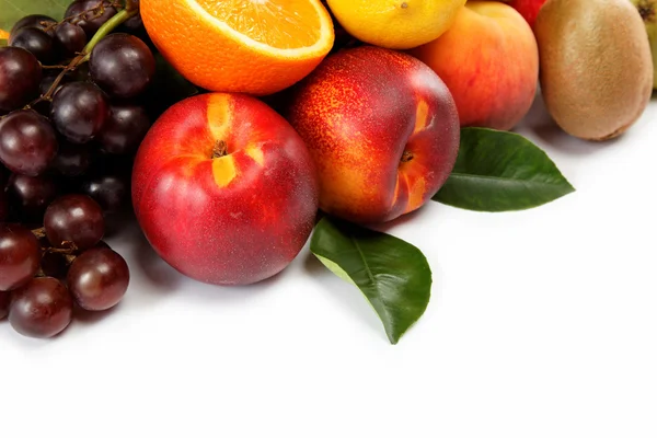 Frutas frescas aisladas sobre un fondo blanco. Conjunto de diferentes fr — Foto de Stock