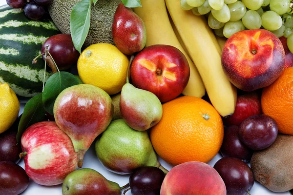 Frutas frescas isoladas sobre fundo branco. Conjunto de diferentes fr — Fotografia de Stock