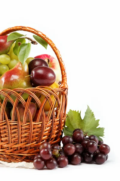 Frutas frescas aisladas sobre un fondo blanco. Conjunto de diferentes fr —  Fotos de Stock