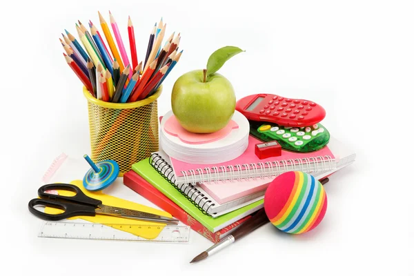 Fournitures scolaires et de bureau sur fond blanc. Retour à l'école . — Photo