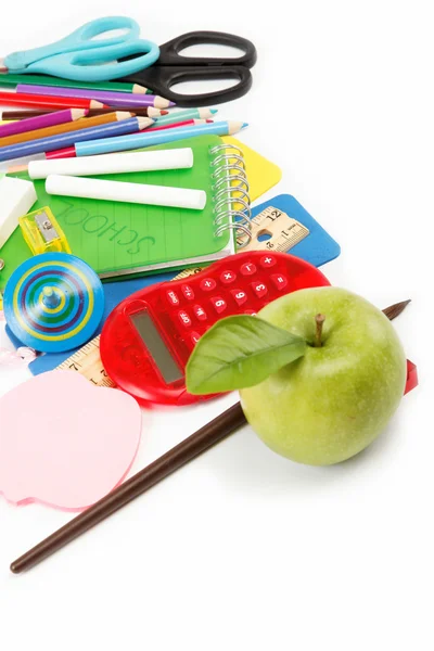 Materiale scolastico e per ufficio su sfondo bianco. Ritorno a scuola . — Foto Stock