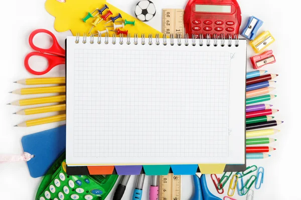 Accessoires de bureau et étudiants isolés sur fond blanc. B — Photo