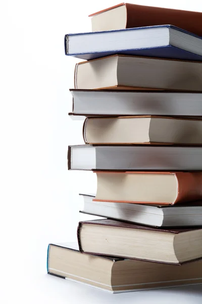 Beyaz arkaplanda bir yığın kitap.