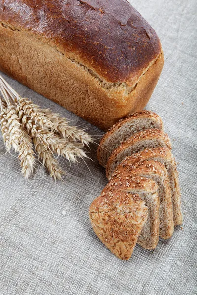 Vers brood met oren van tarwe op het canvas. — Stok fotoğraf