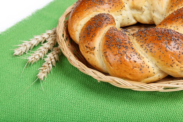 Taze bir somun ekmek üzerinde yeşil bir canva haşhaş tohumu serpin — Stok fotoğraf