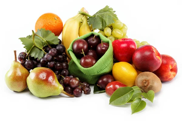 Frutas frescas aisladas sobre un fondo blanco. Conjunto de diferentes fr — Foto de Stock