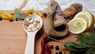 Baharatlar ahşap masada