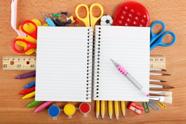 ofis ve öğrenci Aksesuar ahşap zemin üzerinde. geri sch için