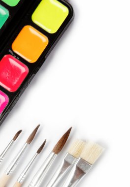 Fırçalar ve boya beyaz bir arka plan üzerinde izole.