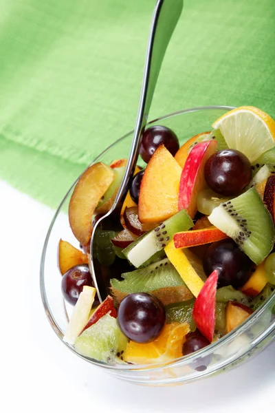 Insalata di frutta fresca su tela verde . — Foto Stock