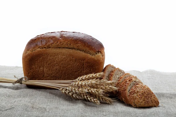 Vers brood met oren van tarwe op het canvas. — Stockfoto