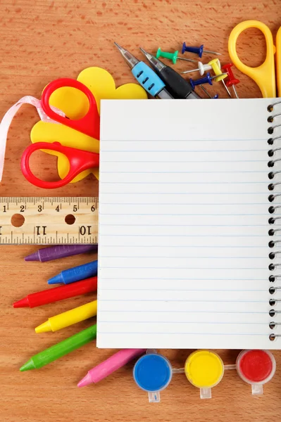 ofis ve öğrenci Aksesuar ahşap zemin üzerinde. geri sch için