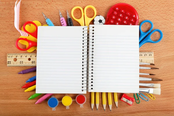 Accessoires de bureau et étudiants sur fond en bois. Retour à sch — Photo