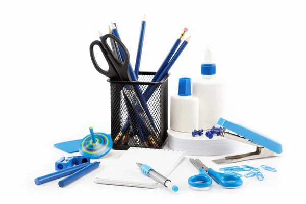 Accessoires de bureau et étudiants isolés sur un fond blanc. Concept de retour à l'école . — Photo