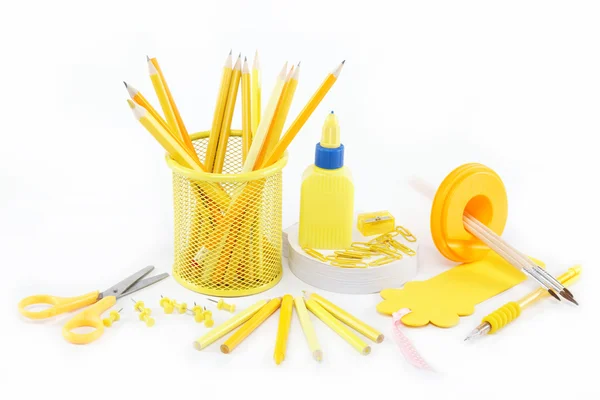 Accessoires de bureau et étudiants isolés sur un fond blanc. Concept de retour à l'école . — Photo