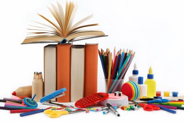 beyaz zemin üzerine okul ve ofis malzemeleri. okula dönüş.