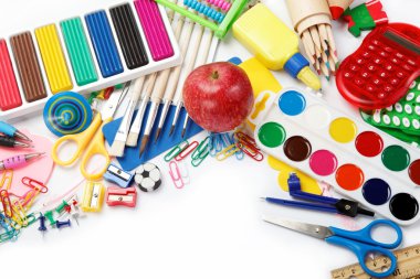 Beyaz arka plan üzerinde izole ofis ve öğrenci aksesuarları. b