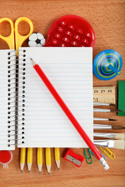 Accessoires de bureau et étudiants sur fond en bois. Retour à sch — Photo