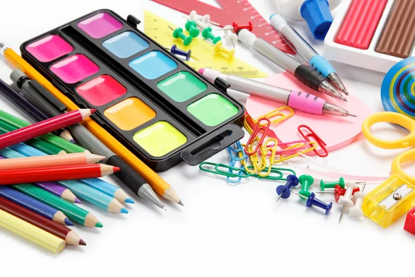 Beyaz arka plan üzerinde izole ofis ve öğrenci aksesuarları. b