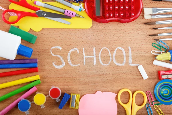 Accessori per ufficio e studenti su sfondo in legno. Torna a sch — Foto Stock