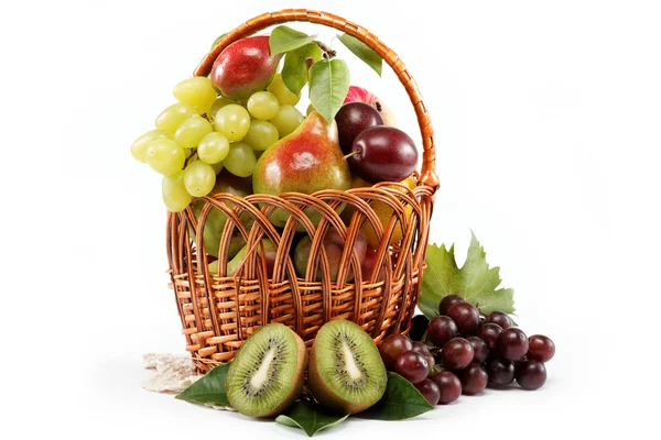 Frutas frescas aisladas sobre un fondo blanco. Conjunto de diferentes fr —  Fotos de Stock