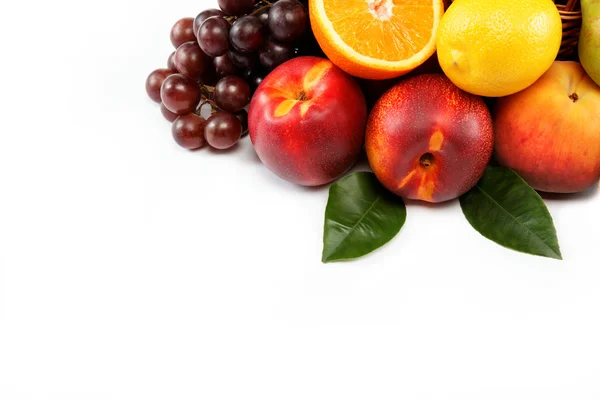 Frutas frescas aisladas sobre un fondo blanco. Conjunto de diferentes fr —  Fotos de Stock