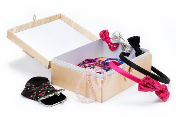 Accesorios para mujer en la caja sobre fondo blanco . — Foto de Stock