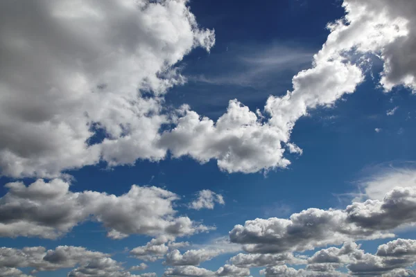 Cielo blu con nuvole primo piano — Foto Stock