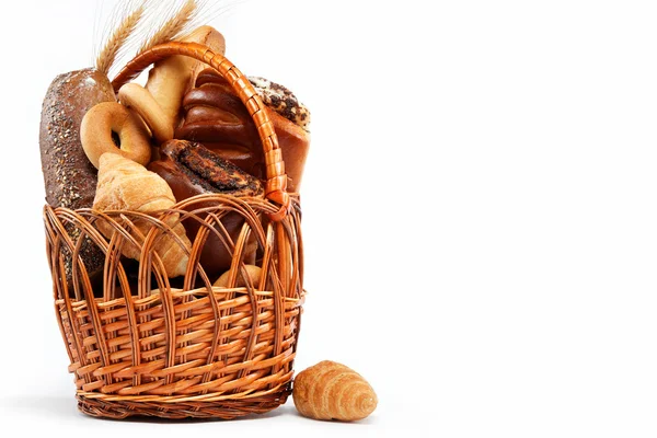 Färskt bröd för olika isolerade på vit. — Stockfoto