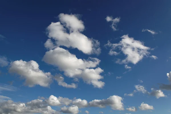 雲が閉じられた青い空 — ストック写真