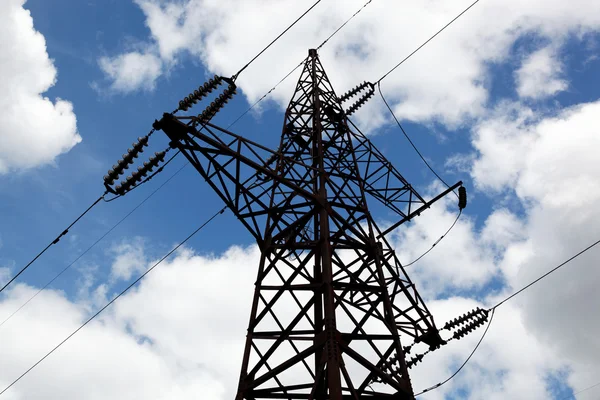 Poste de alto voltaje. Fondo del cielo torre de alto voltaje. —  Fotos de Stock