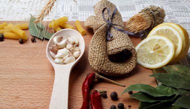 Baharatlar ahşap masada