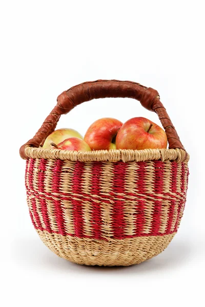 Μήλα σε ένα καλάθι σε λευκό φόντο. — Φωτογραφία Αρχείου