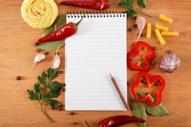 yemek tarifleri, sebze ve baharat üzerine ahşap masa için defter.