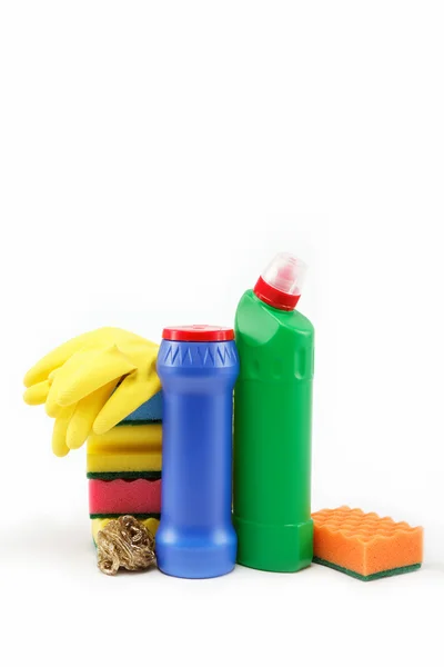 Deterjan şişeleri, plastik eldiven ve bir beyaz temizlik sünger — Stok fotoğraf