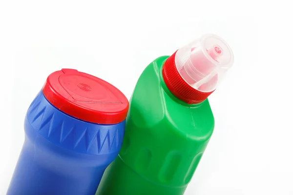 Beyaz zemin üzerinde deterjan şişeleri. — Stok fotoğraf