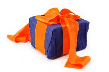 beyaz zemin üzerinde hediye paketi.