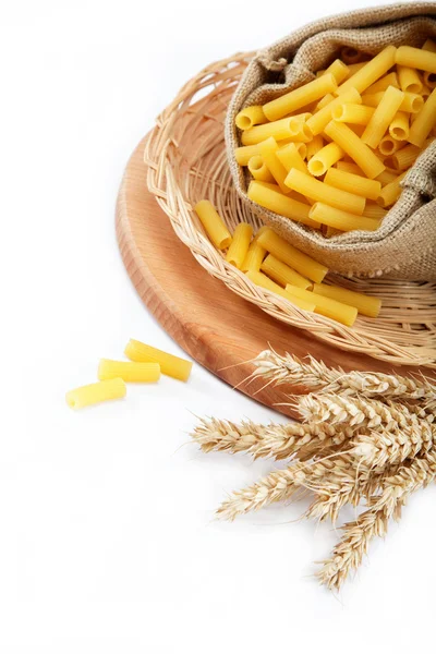 Pasta in un sacchetto di tela e orecchio su sfondo bianco . — Foto Stock