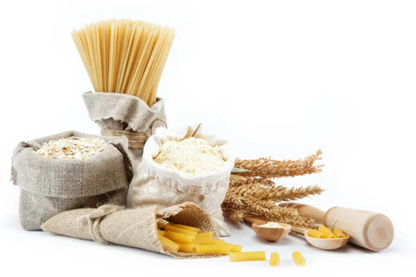 Farine, céréales, pâtes dans un sac en toile et oreille sur fond blanc — Photo
