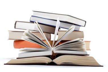 Beyaz arkaplanda bir yığın kitap.