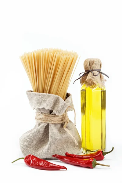 Pasta, pimiento rojo y aceite de oliva sobre fondo blanco . —  Fotos de Stock