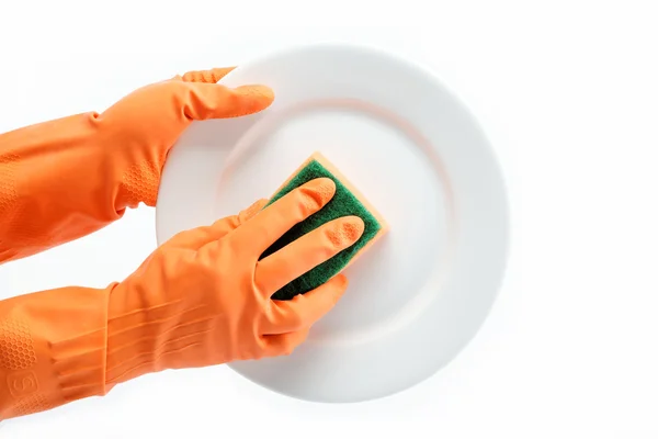 Les mains en gants de caoutchouc peuvent éponger la plaque sur un fond blanc — Photo