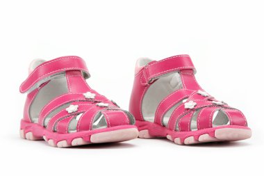 Beyaz arka plan üzerinde izole pembe çocuk sandalet.