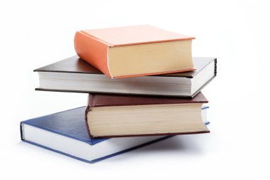 Beyaz arkaplanda bir yığın kitap.