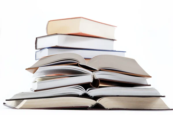 Beyaz arkaplanda bir yığın kitap.
