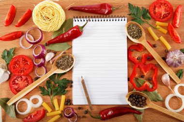 yemek tarifleri, sebze ve baharat üzerine ahşap masa için defter.
