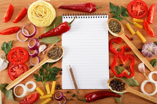 Cuaderno para recetas, verduras y especias en mesa de madera . —  Fotos de Stock